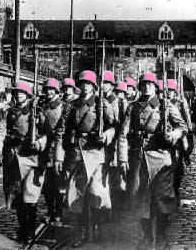 Soldaten mit rosa Helmen